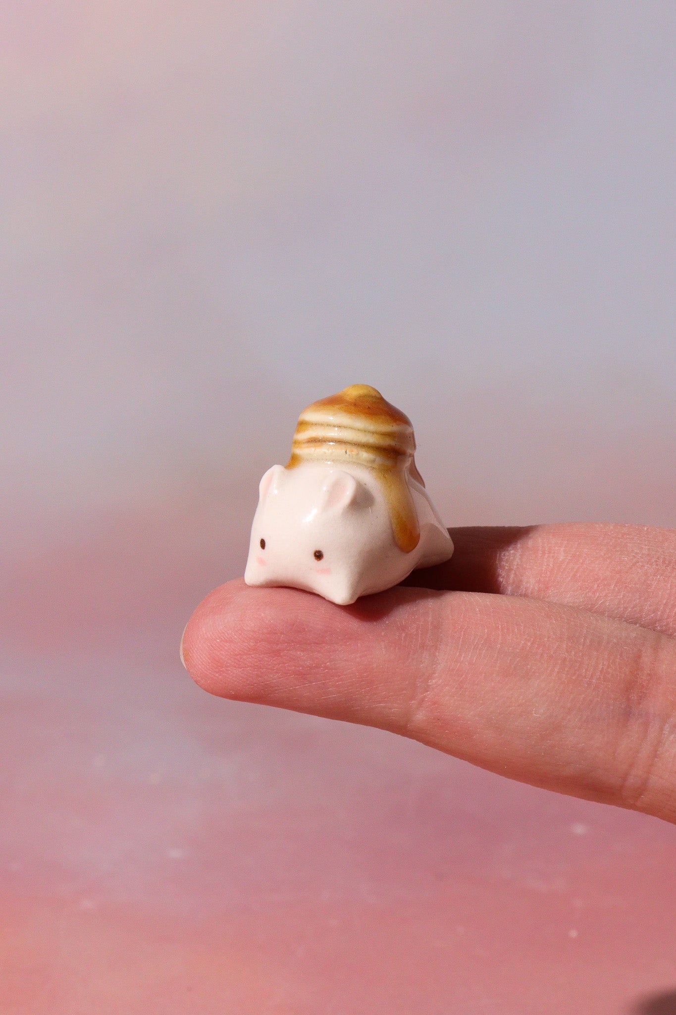 Ceramic Figurine - Weeny bunny (hotcakes)